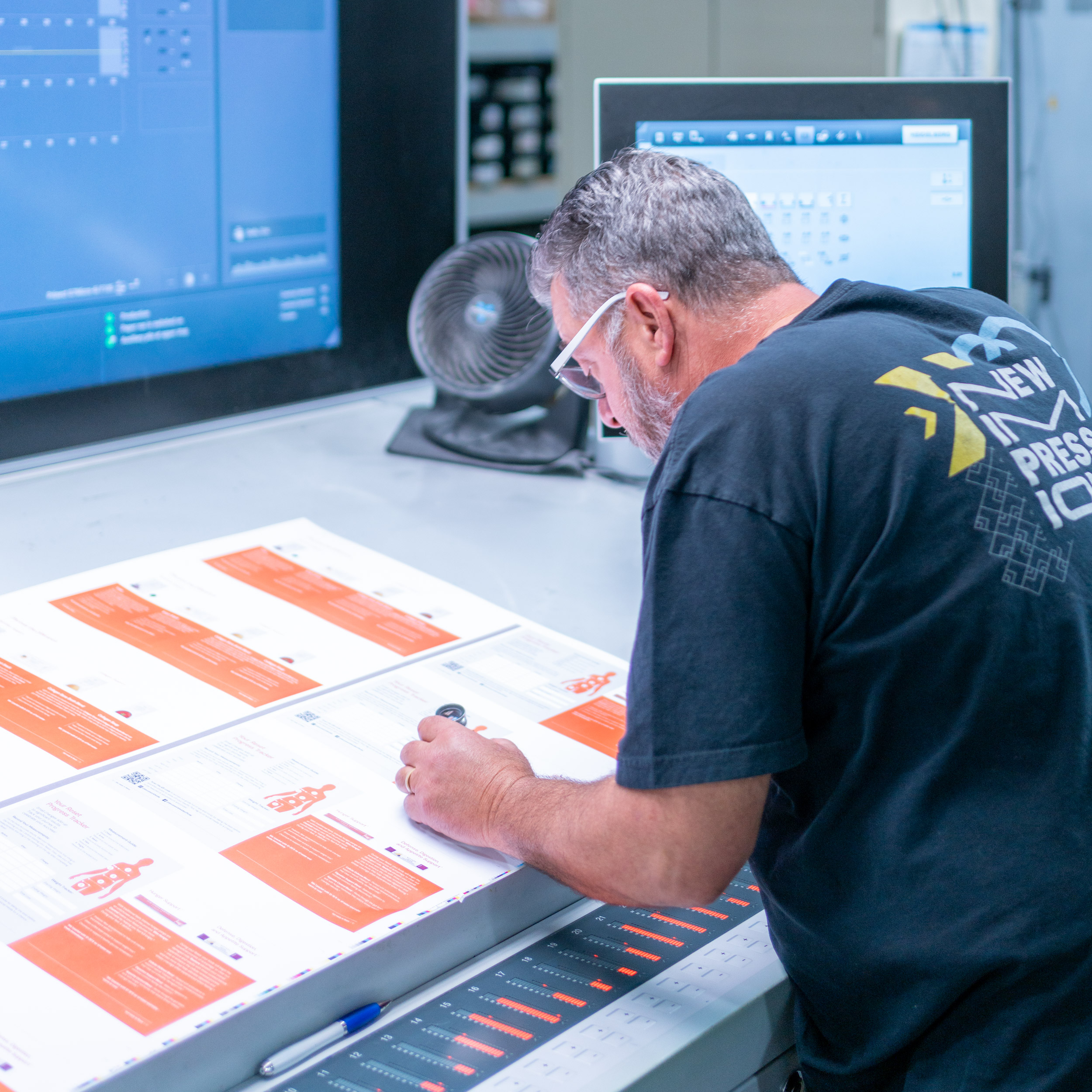 DSC0944 checking color on press square